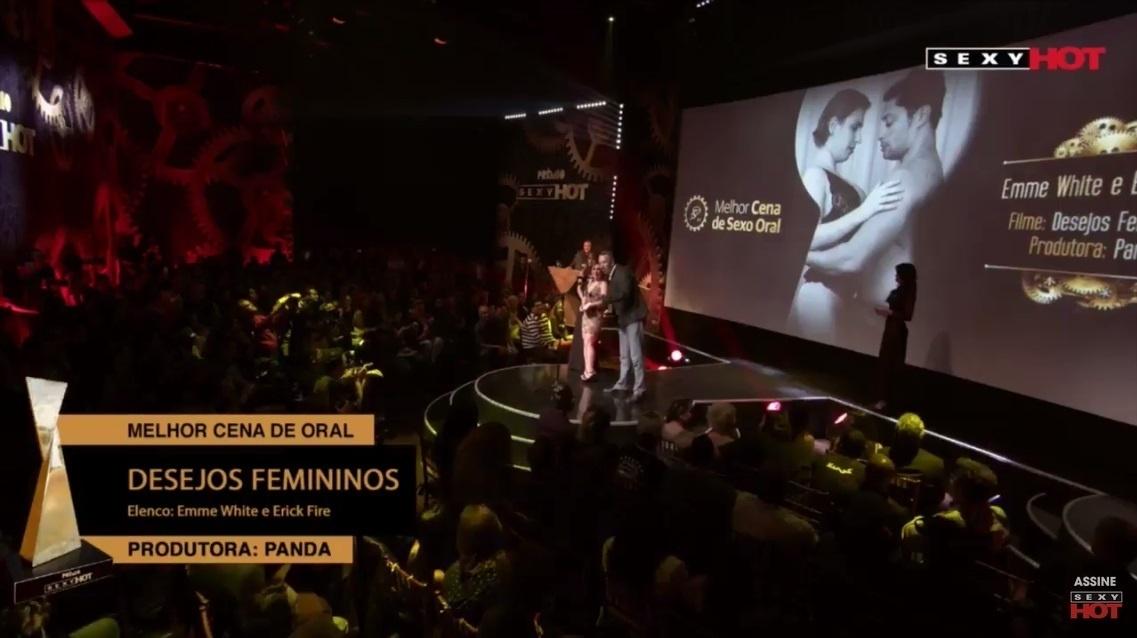 Emme White e Erick Fire recebem o troféu de melhor cena de sexo oral pelo filme "Desejos Femininos" no 4º Prêmio Sexy Hot, o Oscar do pornô brasileiro - Reprodução/YouTube