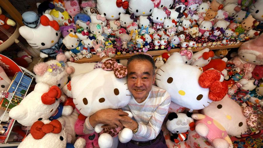 O policial aposentado japonês Masao Gunji posa com sua coleção de Hello Kitty, a maior do mundo - AFP PHOTO/Yoko AKIYOSHI