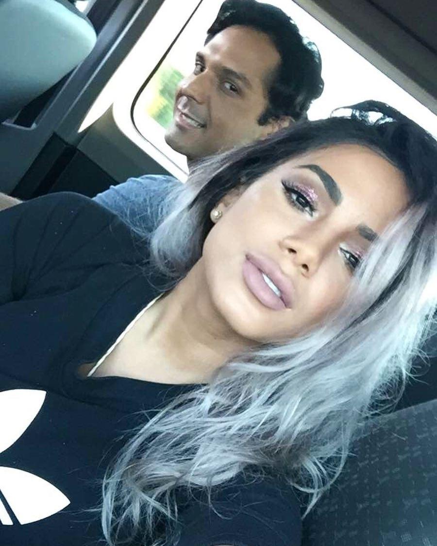 Anitta tá com tudo! Depois do sucesso de "Sua Cara", clipe do single em parceria com o trio americano Major Lazer e Pabllo Vittar, a cantora surgiu nesta sexta (4) com os fios platinados. No clique, compartilhado no Instagram, ela está com os cabelos descoloridos, quase acinzentados, com a raiz preta grossa e aparente. Na finalização, sombra rosa com glitter nas pálpebras. Alerta tendência? - Reprodução/Instagram/@annita