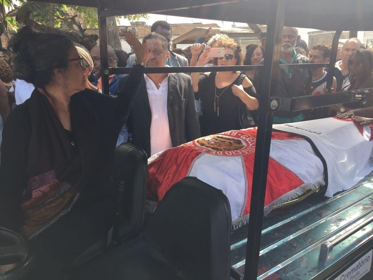 O corpo do cantor Luiz Melodia chega ao cemitério do Catumbi para o sepultamento - Luna Vale/UOL