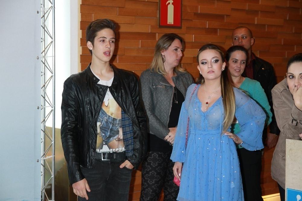 Os atores João Guilherme Ávila e Larissa Manoela se encontraram neste sábado (5) no shopping Iguatemi, para a pré-estreia da animação "O Reino Gelado - Fogo e Gelo", do qual os dois são dubladores - Amauri Nehn/Brazil News