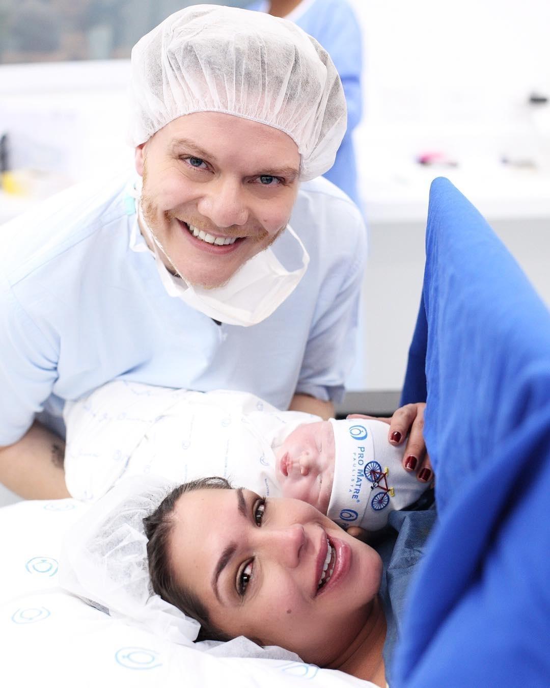 Denominada como a "fotógrafa das estrelas", Thalita Castanha   acompanha a cerca de 60 famílias --entre famosos e anônimos--    por mês e chega a faturar até R$ 6 mil por um único ensaio - Reprodução/Instagram/fotografa_thalitacastanha