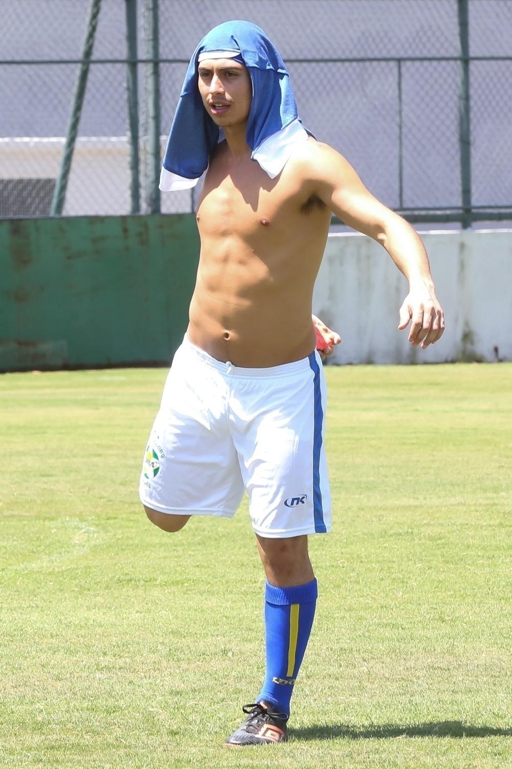 O ator Francisco Vitti também se aqueceu antes do início da partida - Roberto Filho/Brazil News