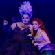 Andrezza Massei (Úrsula) e Fabi Bang (Ariel) em cena do musical "A Pequena Sereia" - Francisco Cepeda/AgNews