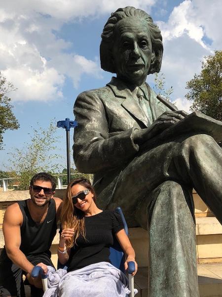 Sabrina Sato e Duda Nagle posam em frente a estátua de Albert Einstein em hospital - Reprodução/Instagram/dudanagle
