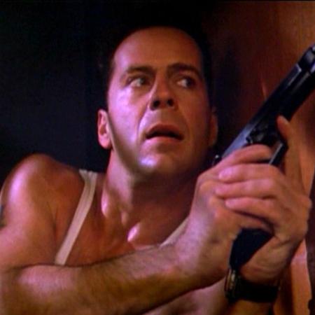 Bruce Willis em cena de "Duro de Matar" (1988) - Divulgação