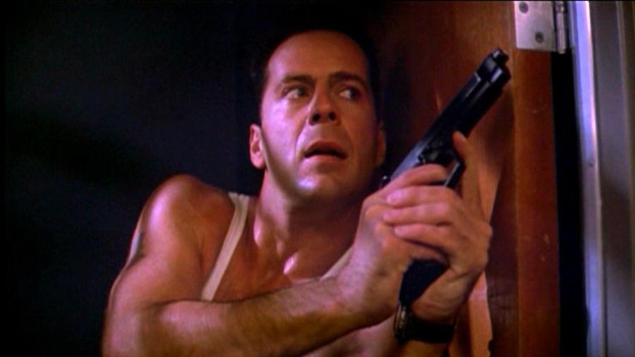 Bruce Willis em cena de "Duro de Matar" (1988) - Divulgação