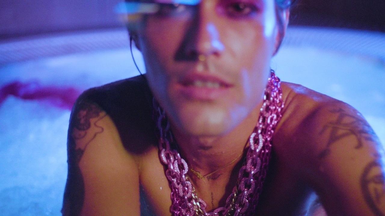 Cena do videoclipe "Canção de Engate" - Joana Linda