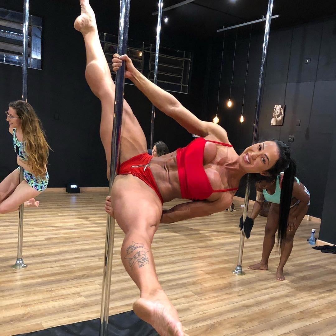 Gracyanne adora fazer aulas de pole dance e está instalando um em casa - Reprodução/Instagram
