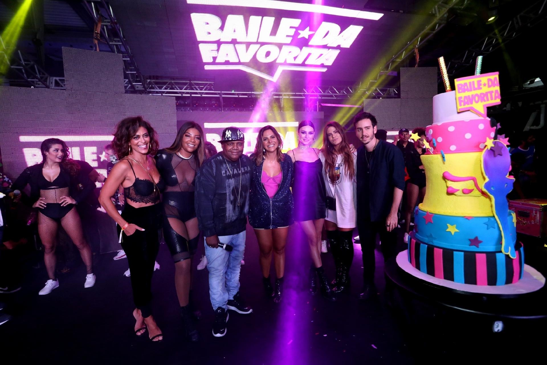 Carol Sampaio cortou bolo de 7 anos do Baile da Favorita, que reuniu famosos no Rio - Reginaldo Teixeira/CS Eventos