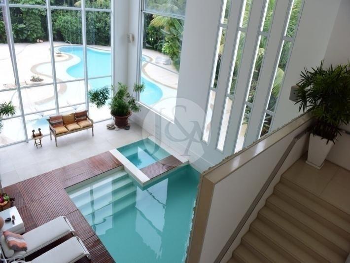 São duas piscinas na mansão, que Xuxa colocou à venda há um mês. Uma na área externa do imóvel e a segunda em um espaço próximo a sauna a vapor, spa, hidromassagem - Reprodução/Imobiliária Judice & Araújo