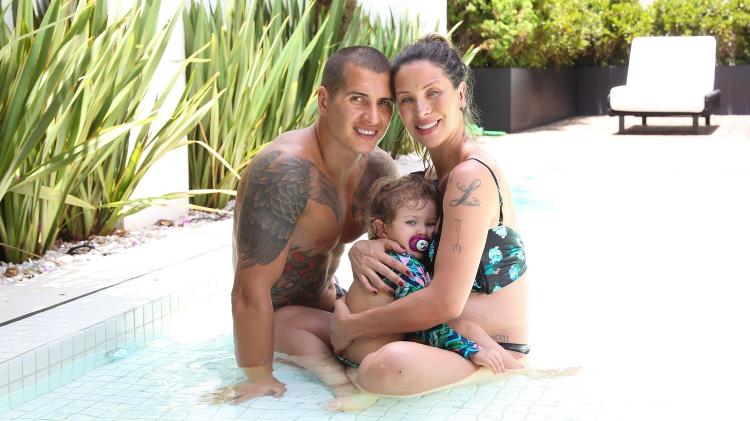 Lizi Benites posa com o marido e a filha Liz, de 2 anos - Thais Aline/ Agência Fio Condutor - Thais Aline/ Agência Fio Condutor