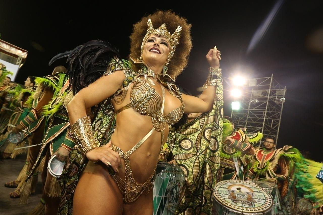 Viviane Araújo é rainha da bateria da Mancha Verde, terceira escola a desfilar no Anhembi - Ricardo Matsukawa/UOL