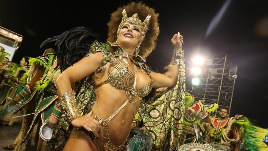 Viviane Araújo é rainha da bateria da Mancha Verde, campeã do Carnaval paulista - Ricardo Matsukawa/UOL