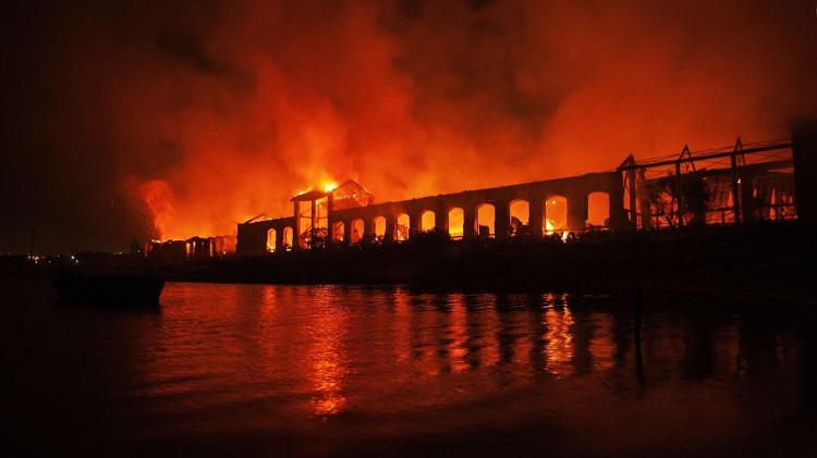 5.mar.2013 - Um incêndio atingiu o museu Cidade da Ciência, em Nápoles, no sul da Itália, nesta terça-feira (5). O fogo danificou quatro prédios do parque onde está o museu. No local há também prédios com escritórios de empresas - Controluce/AFP - Controluce/AFP