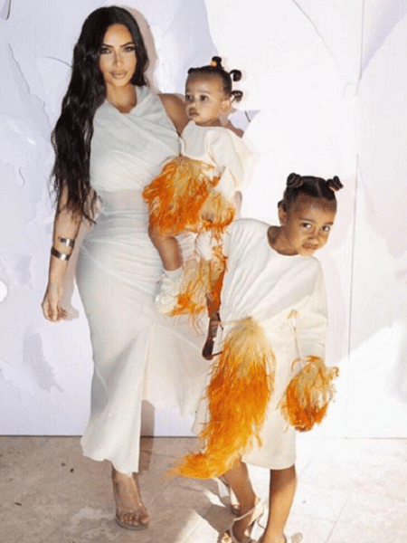 Kim Kardashian com as filhas Chicago (colo) e North West, 5, que usa saltos da mãe - Reprodução/Instagram