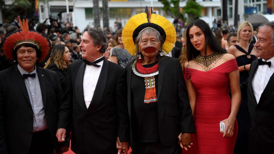 Raoni Metuktire (centro), ao lado do diretor Jean Pierre Dutilleux, chega para a exibição de "Sibyl" em Cannes - Christophe Simon/AFP