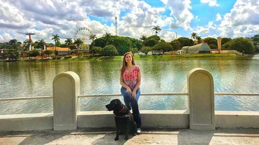 Mellina Hernandes Reis em Belo Horizonte com sua cadela-guia - Arquivo pessoal