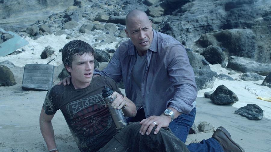 Josh Hutcherson e Dwayne "The Rock" Johnson em cena de Viagem 2: A Ilha Misteriosa - Divulgação/IMDb