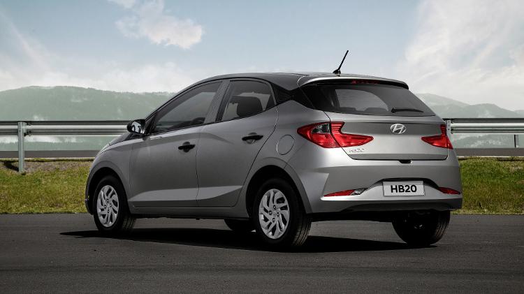 In the rear, flashlights are simpler and the antenna type