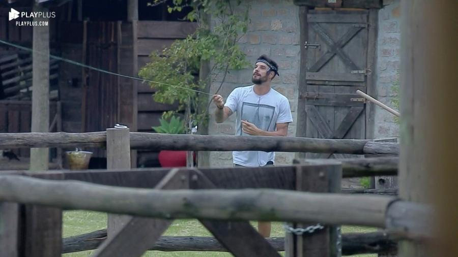 Diego empina pipa em A Fazenda 2019 - Reprodução/PlayPlus