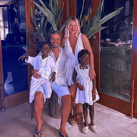 Giovanna Ewbank e Bruno Gagliasso com os filhos, Titi e Bless - Reprodução/Instagram