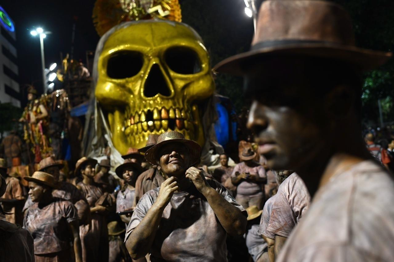 Da Pré-história ao garimpo, a agremiação abriu os desfiles contando a evolução do uso da pedra pela humanidade - Lucas Landau/UOL