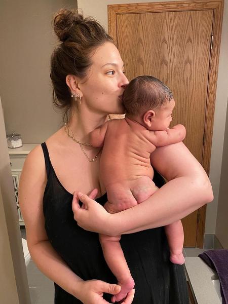 Ashley Graham posa com o filho Isaac - Reprodução / Instagram