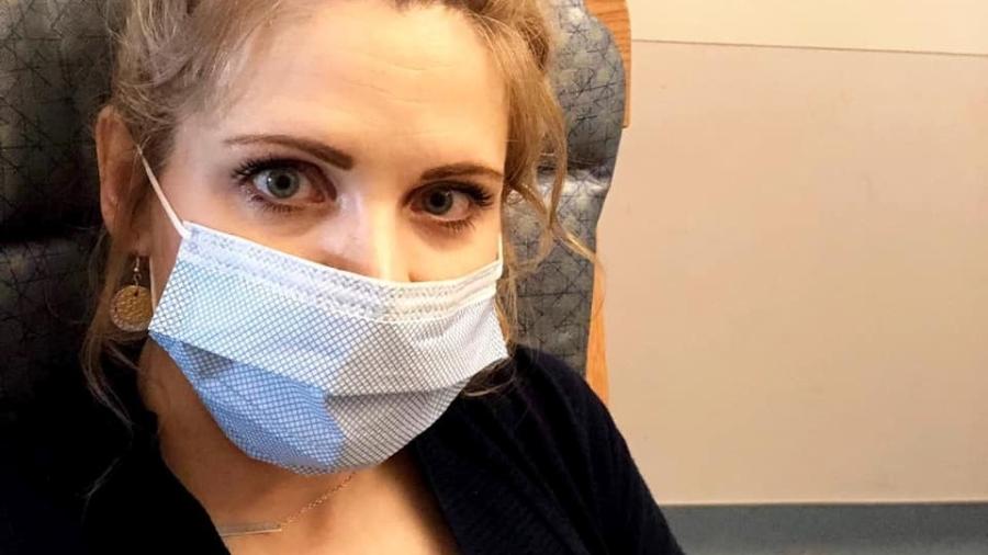 Crystal Paine usa máscaras enquanto dá colo a um bebê prematuro - Reprodução / Instagram