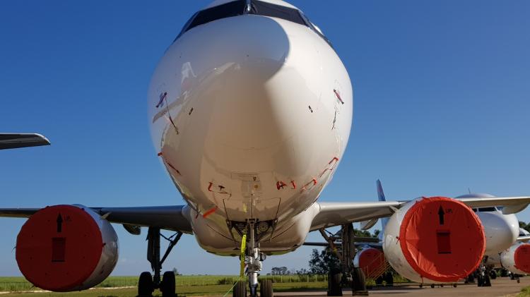 Aeronave da Latam com as turbinas cobertas - Divulgação