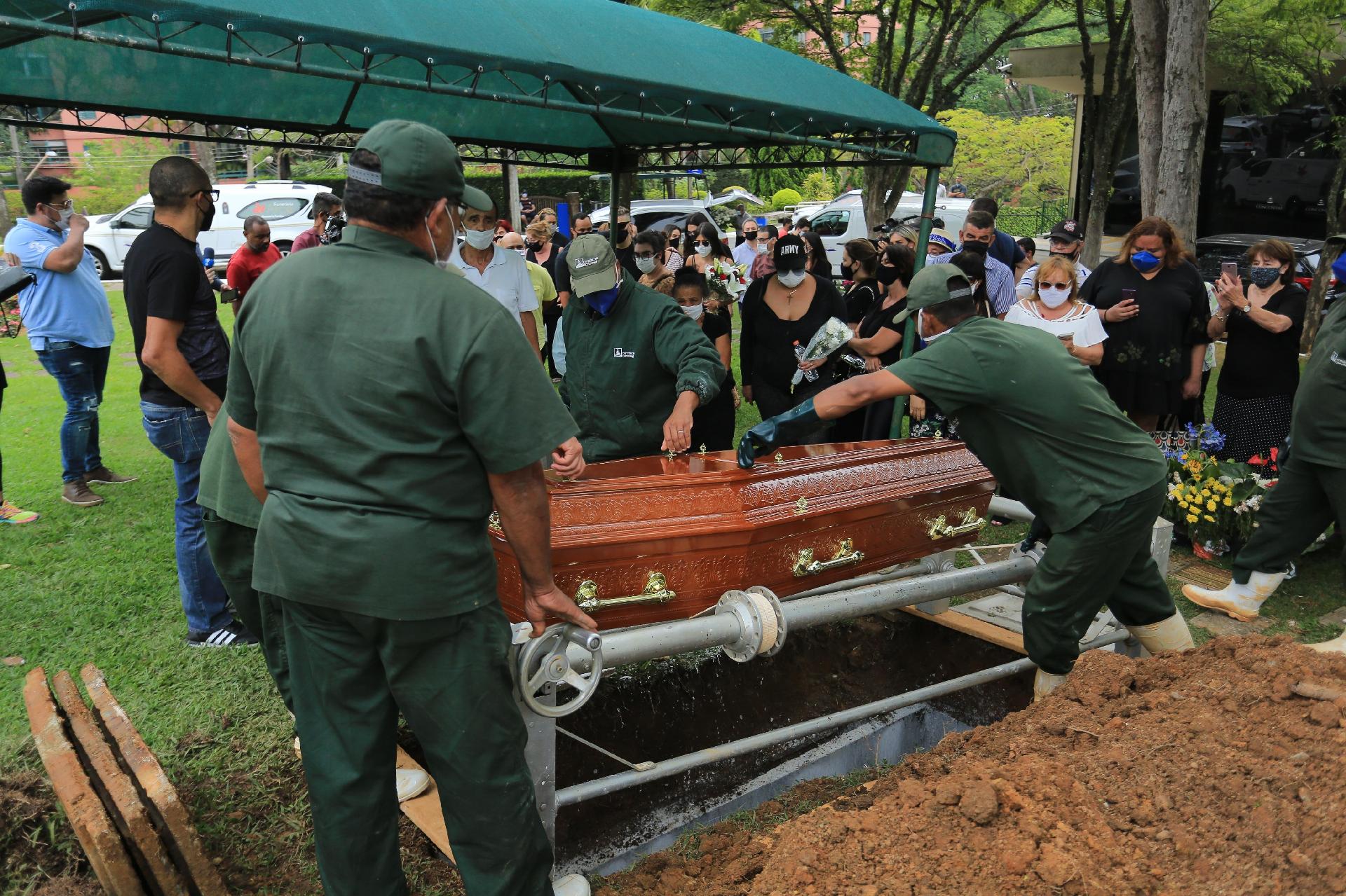 Fãs e familiares se emocionam no enterro de Vanusa - Amauri Nehn/Brazil News