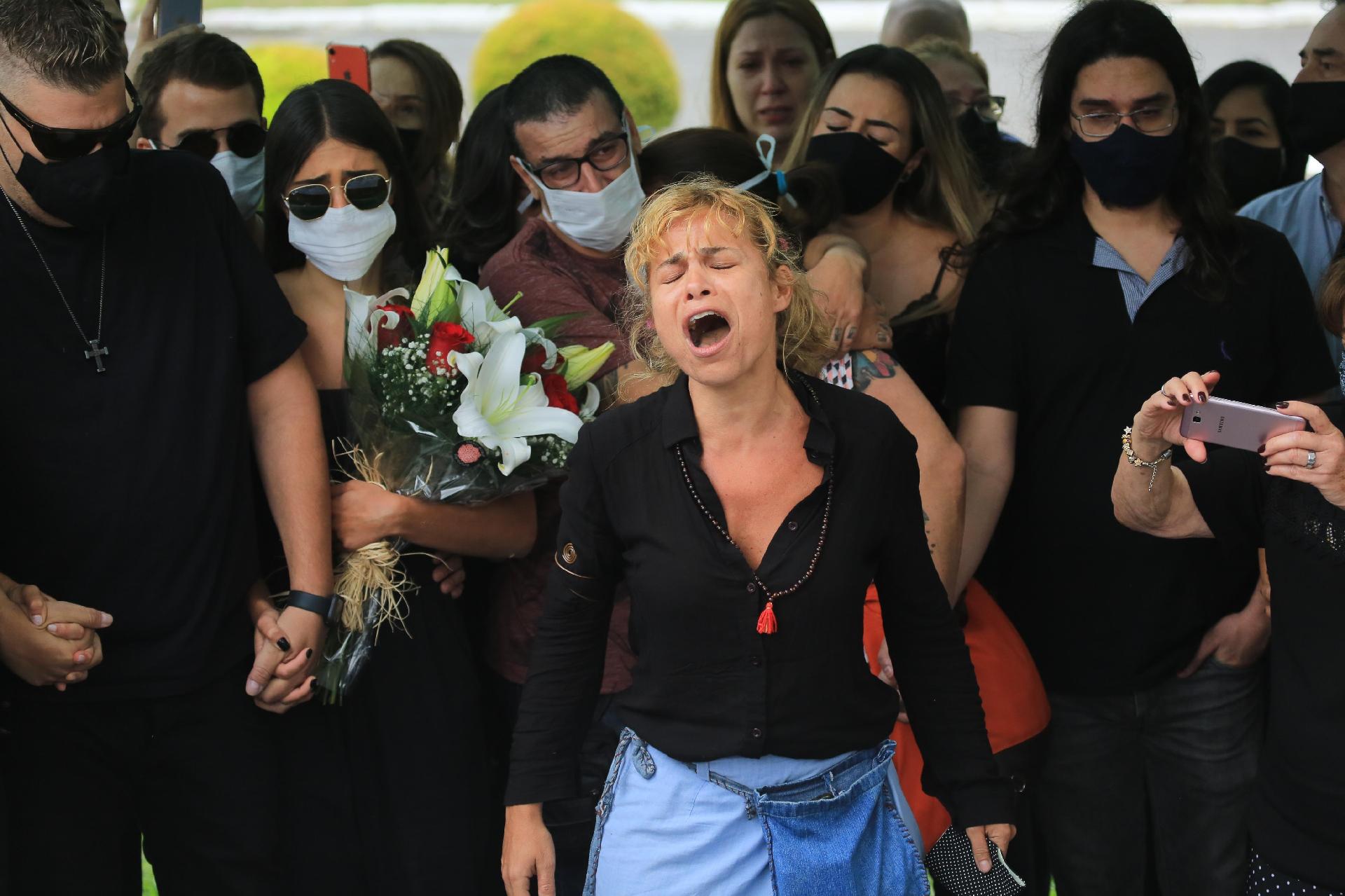 Fãs e familiares se emocionam no enterro de Vanusa - Amauri Nehn/Brazil News