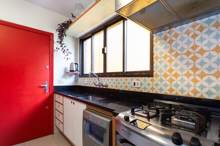 O vermelho pede passagem com as banquetas altas acompanhando a bancada para refeições rápidas e a porta - Renan Soares - Renan Soares