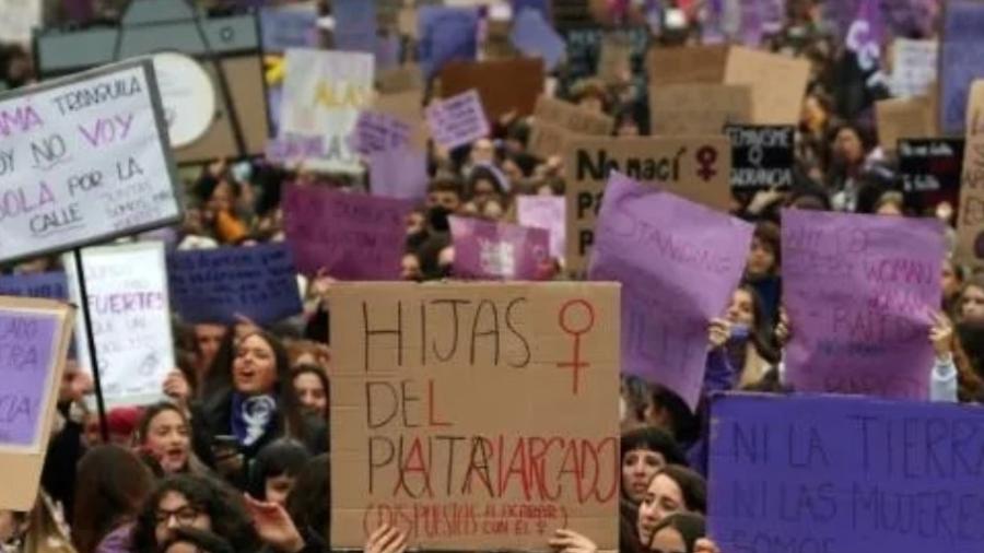 Manifestantes exibem cartazes e gritam palavras de ordem durante marcha pelo Dia Internacional da Mulher em Barcelona, 8 de março de 2022 