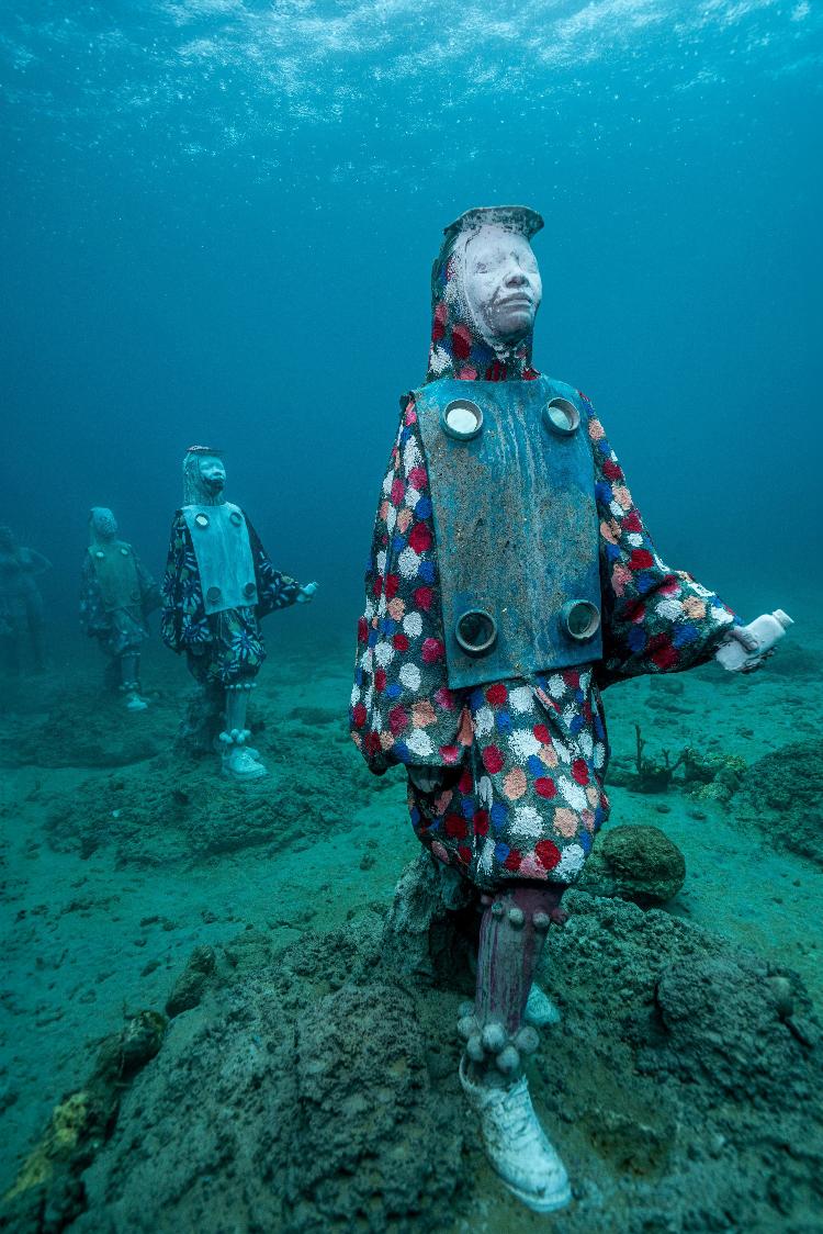 Personagens carnavalescos foram homenageados na nova série de esculturas -- comparadas a 'fantasmas do alto mar'