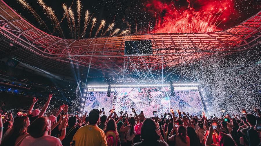 Chuva de confetes e fogos de artifício animam os fãs do Twice no show em São Paulo, na terça (6)
