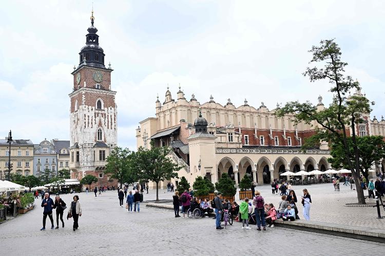 Turistas na principal praça de Cracóvia, na Polônia