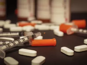 Nitazeno: o que é o opioide 20 vezes mais potente do que fentanil achado em drogas em SP