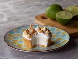 Torta de limão com massa de bolacha fica pronta em 15 minutos