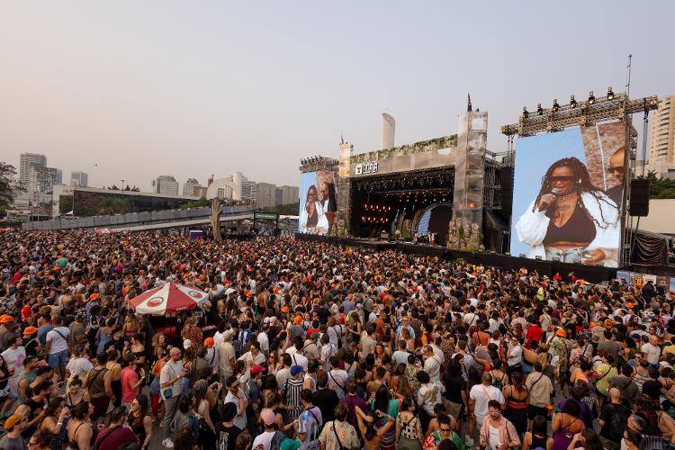 Público acompanha show de Sandra de Sá + Hyldon + Tássia Reis na tarde de sábado (7), no Coala Festival