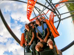 Para corações fortes: 8 atrações alucinantes do parque mais radical dos EUA