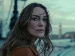 Keira Knightley estrela série natalina de suspense: 'É ridículo, mas legal'