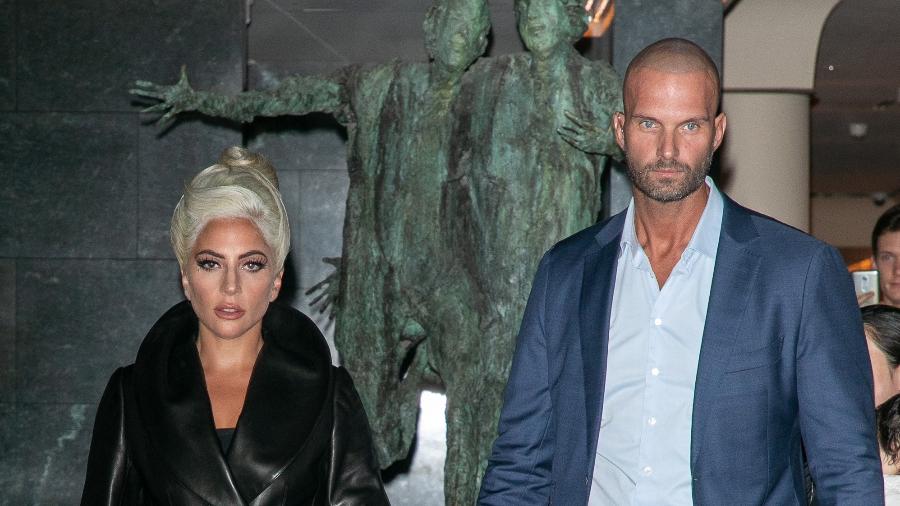 Lady Gaga com o seu segurança particular, Peter van der Veen, em 2018 - Getty Images
