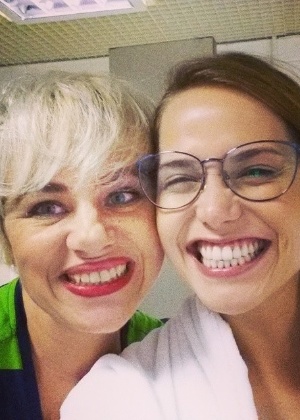 Karine Teles posa com Letícia Colin nos bastidores da novela "A Regra do Jogo"