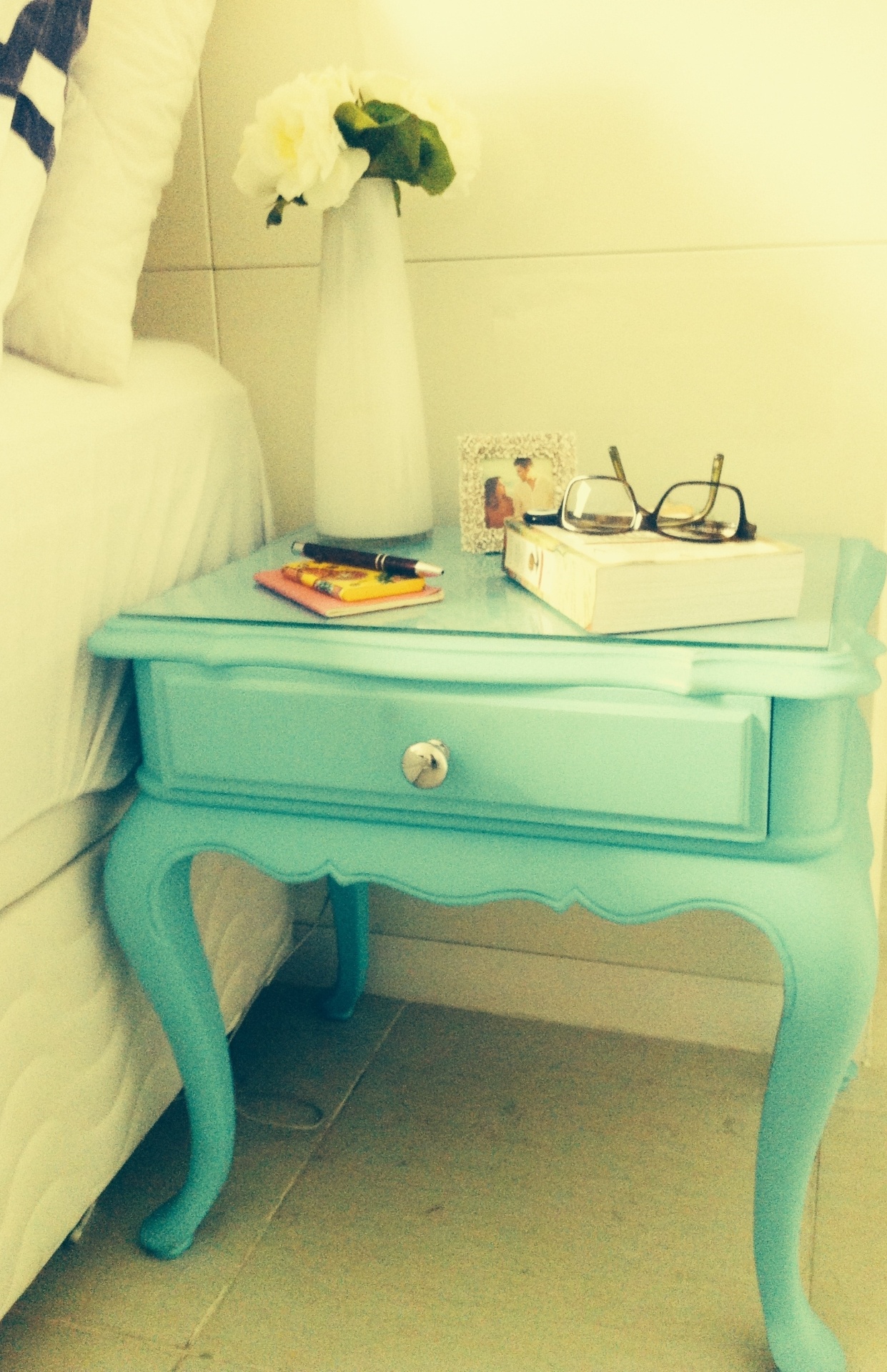 Carol Mota sempre fica de olho nas caçambas para ver o que pode ser reaproveitado. "Uma vez um cliente estava descartando duas mesinhas. Peguei, pintei, troquei o puxador e as transformei em criados-mudos para o meu quarto", conta a arquiteta e urbanista - Divulgação/ Blog Sofá de Ideias