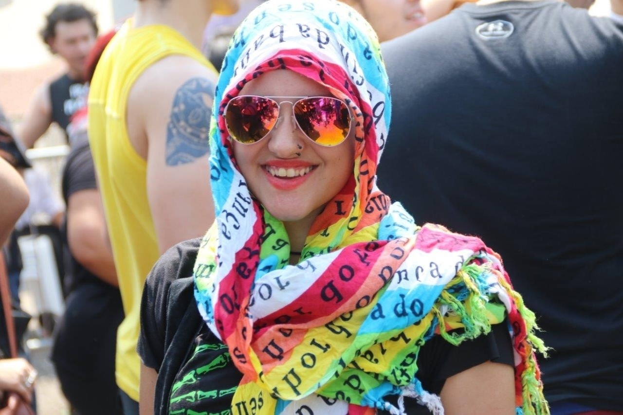 25.set.2015 - Com 39ºC na região da Cidade do Rock, fãs do metal se protegem com guarda-chuvas e cangas - Zulmair Rocha/UOL