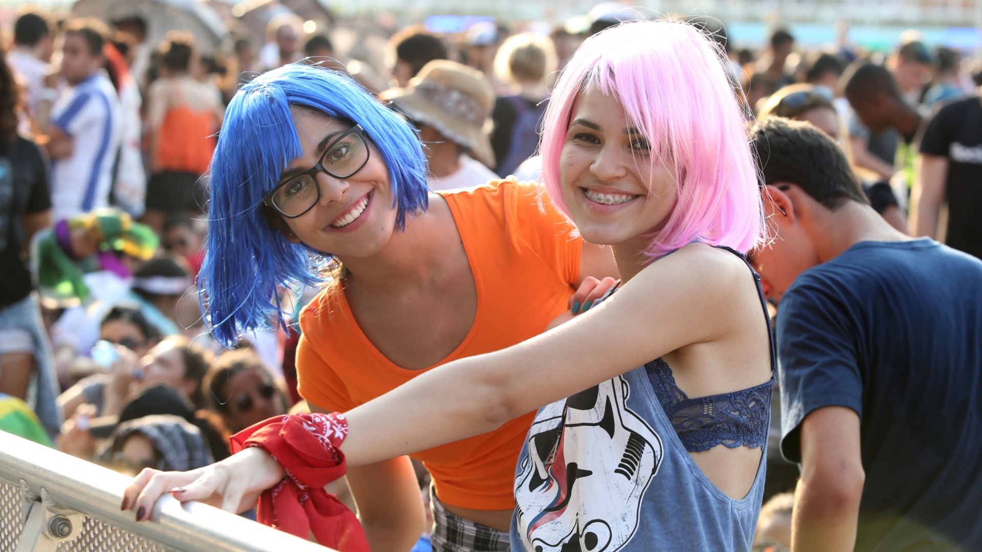 27.set.2015 - Fãs de Katy Perry já estão na grade do palco Mundo, à espera da cantora, que só se apresenta a 0h15. Alguns trouxeram até fraldas, para não perder o lugar. - Marco Antônio Teixeira/UOL