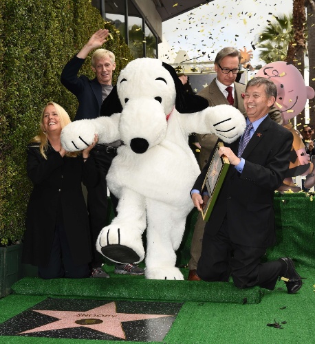 2.nov.2015 - Snoopy, melhor amigo de Charlie Brown, ganhou sua estrela na Calçada da Fama, em Los Angeles, nos Estados Unidos, nesta segunda-feira.