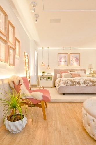 As plantas podem ganhar espaço inclusive em quartos como nesse ambiente projetado por Renata Santa Rosa para a Casa Cor Rio Grande do Norte. Presente em uma pequena palmeira e em mini vasos no criado-mudo, o verde cria um contraste bonito com os tons rosados | A mostra (www.casacor.com.br) fica em cartaz até 29 de novembro de 2015 - Ricardo Junqueira/ Divulgação