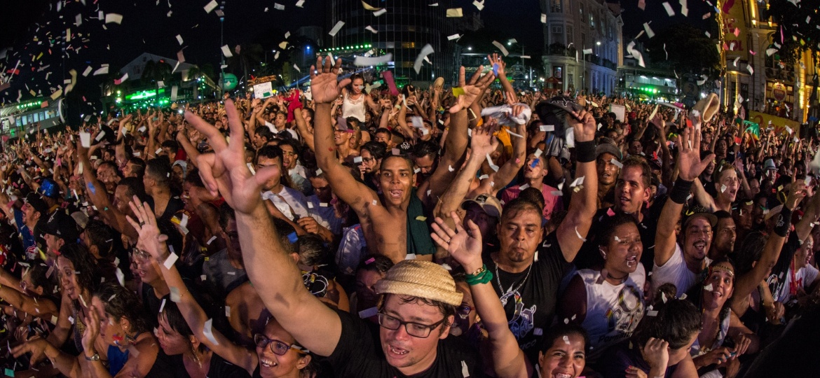 8.fev.2016 - A estimativa é de que mais de 250 mil pessoas lotaram o palco principal do carnaval do Recife para ver Nação Zumbi, Jota Quest e o Rappa - Roberta Guimarães/UOL